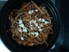 出锅之前，加入大蒜。大蒜的香气超级棒。