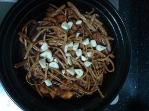 出锅之前，加入大蒜。大蒜的香气超级棒。