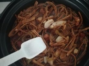 加入食盐调味。