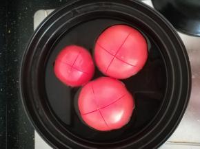 放入开水中，烫去皮。记得十字朝下。我这是为了拍照。