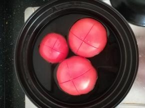 放入开水中，烫去皮。记得十字朝下。我这是为了拍照。