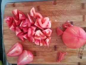 去皮的番茄，切成滚刀块。