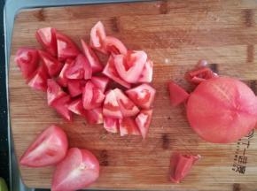 去皮的番茄，切成滚刀块。