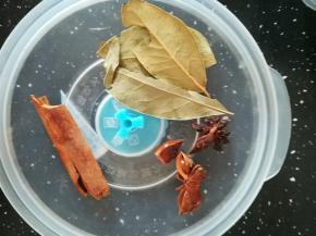 桂皮，八角，香叶准备好。