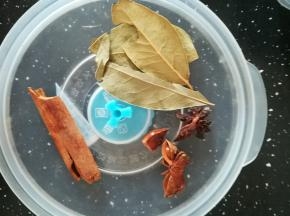 桂皮，八角，香叶准备好。