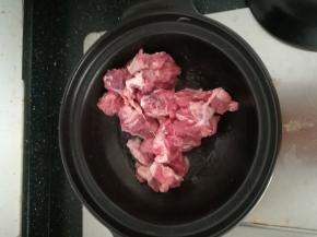 热锅放油。倒入牛肉翻炒。