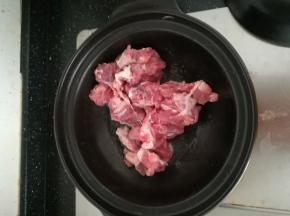 热锅放油。倒入牛肉翻炒。