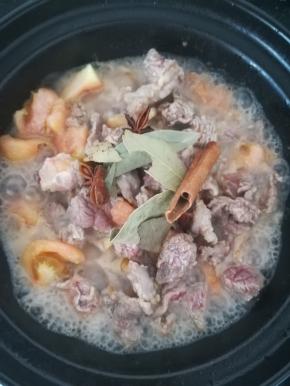 加入香料。这里我没有加水，这是牛肉自身的水分。