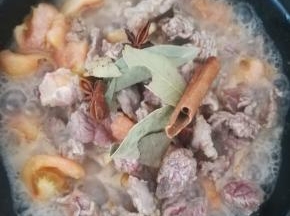 加入香料。这里我没有加水，这是牛肉自身的水分。