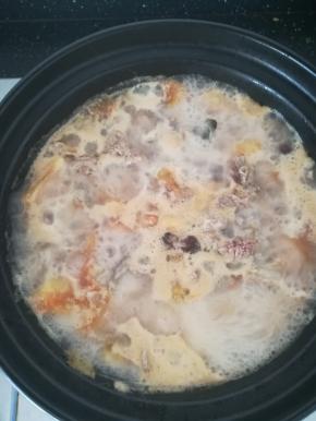 煮开之后，水面上的浮沫撇去。