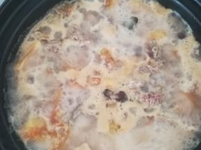 煮开之后，水面上的浮沫撇去。