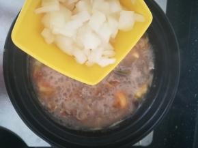 加入洋葱末，一起炖煮。小火炖煮50分钟。