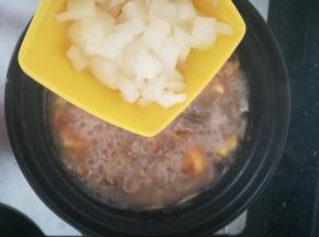加入洋葱末，一起炖煮。小火炖煮50分钟。