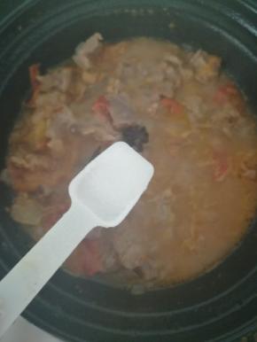 加入一勺糖，提鲜调味。
