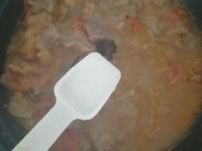 加入一勺糖，提鲜调味。