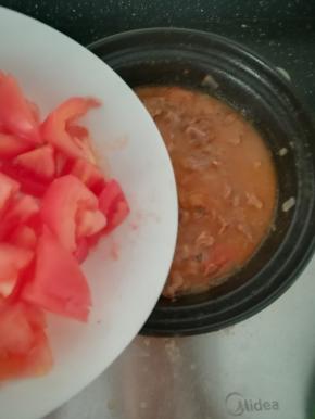 出锅之前，倒入剩余的番茄块，炖煮一到二分钟。