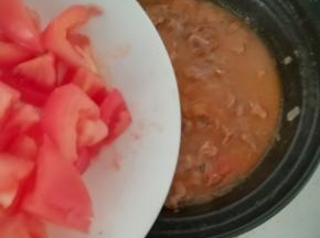出锅之前，倒入剩余的番茄块，炖煮一到二分钟。