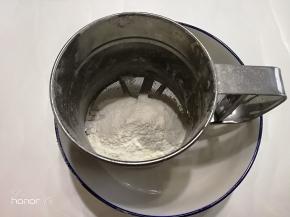 低粉，泡打粉过筛。