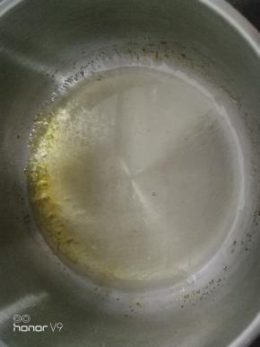 熬煮焦糖酱，细砂糖和冷水小火熬煮到有焦糖色放入热水。