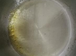 熬煮焦糖酱，细砂糖和冷水小火熬煮到有焦糖色放入热水。
