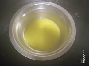 黄油隔热水融化。