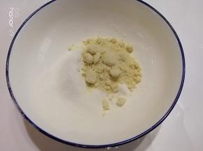 泡打粉，低粉，杏仁粉搅拌。