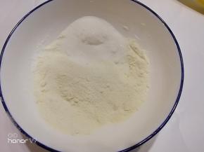 加入细砂糖搅拌。