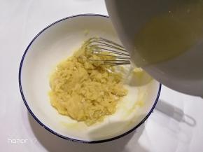 放入蜂蜜搅拌。