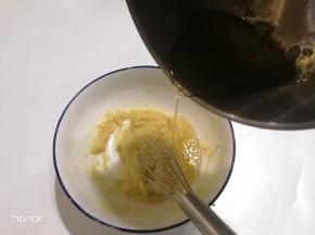放入焦糖酱搅拌。