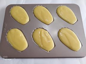 挤到模具里面。