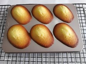 出炉以后放烤网晾凉脱模，用保鲜袋装起来，放冰箱冷藏食用，口感更佳。