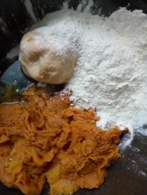 南瓜蒸熟加入面粉加入老面
