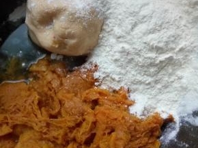 南瓜蒸熟加入面粉加入老面