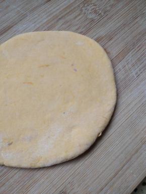 取一小面团擀面开