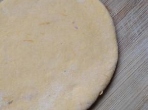 取一小面团擀面开