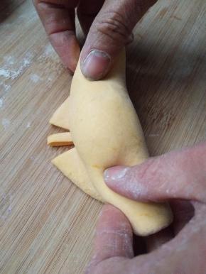 再从一侧慢慢卷起