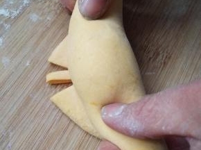 再从一侧慢慢卷起