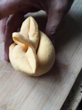 然后对折竖立就成了小苹果了