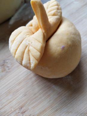 再用刀在两边的叶子上弄出花纹