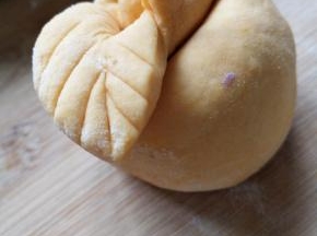 再用刀在两边的叶子上弄出花纹