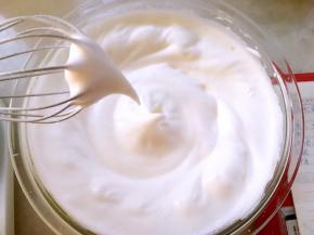 蛋白加几滴柠檬汁，分三次加入砂糖打发至湿性发泡，打蛋器提起有个长长的尖但不滴下来，预热烤箱160度