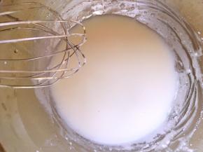 用蛋抽一直搅拌至乳化状态