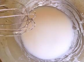 用蛋抽一直搅拌至乳化状态