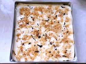 撒上适量的海苔碎跟肉松