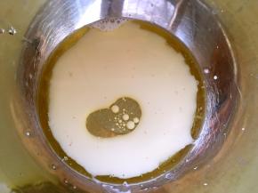 牛奶跟玉米油倒入容器内