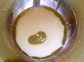 牛奶跟玉米油倒入容器内