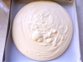 金盘铺油纸，将翻版均匀的面糊抬高20厘米倒入模具