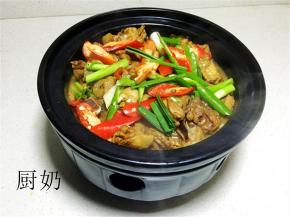 倒入鸡肉入锅里，最后加入辣椒蒜苗盖上盖子就可以上桌，趁热食用。