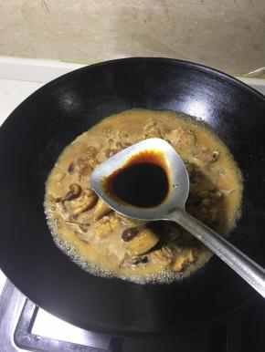 泡香菇的水和适量的清水倒入鸡肉里，加入盐，如果色浅可以再加少许生抽。