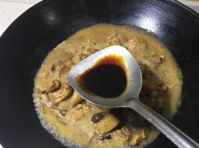 泡香菇的水和适量的清水倒入鸡肉里，加入盐，如果色浅可以再加少许生抽。